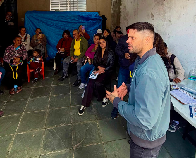 Diego Boy conversando com moradores durante encontro comunitário na Zona Norte de São Paulo